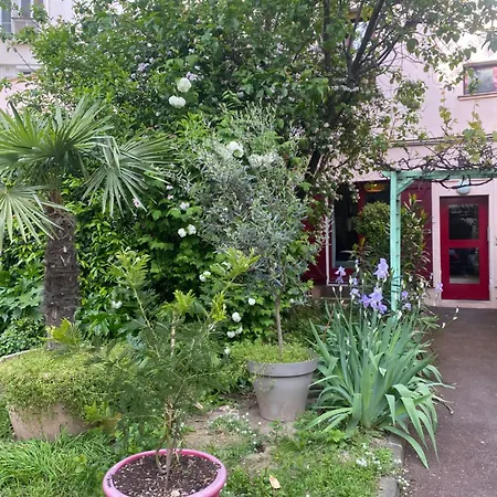 Cosy A Menilmontant Apartment